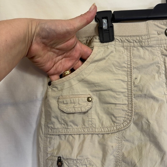 Chico's Capri Pants Womens Size Medium Beige Hiking Cargo Casual Lightweight - Picture 9 of 9